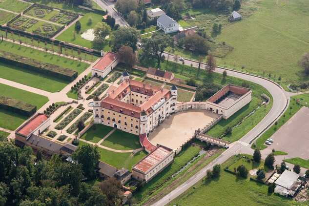 Areál zámku Milotice.