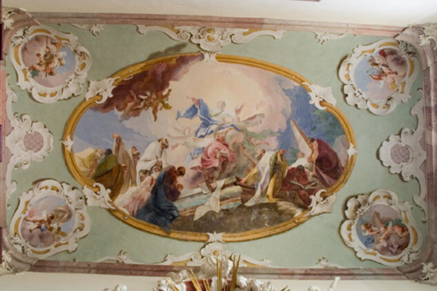 Nástropní freska v zámecké kapli od J. I. Mildorfera ze 40. let 18. století.