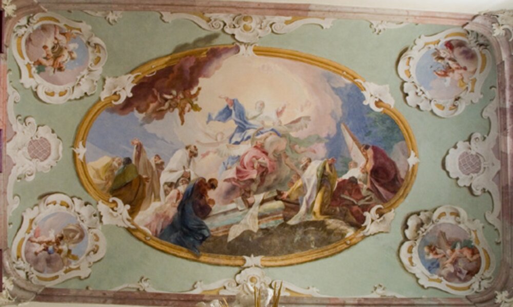 Nástropní freska v zámecké kapli od J. I. Mildorfera ze 40. let 18. století.