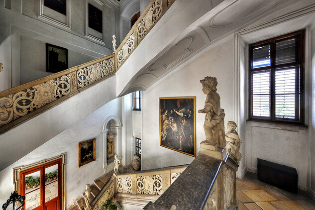 Vstupní hala se schodištěm z roku 1725. | © Stanislav Krčmář